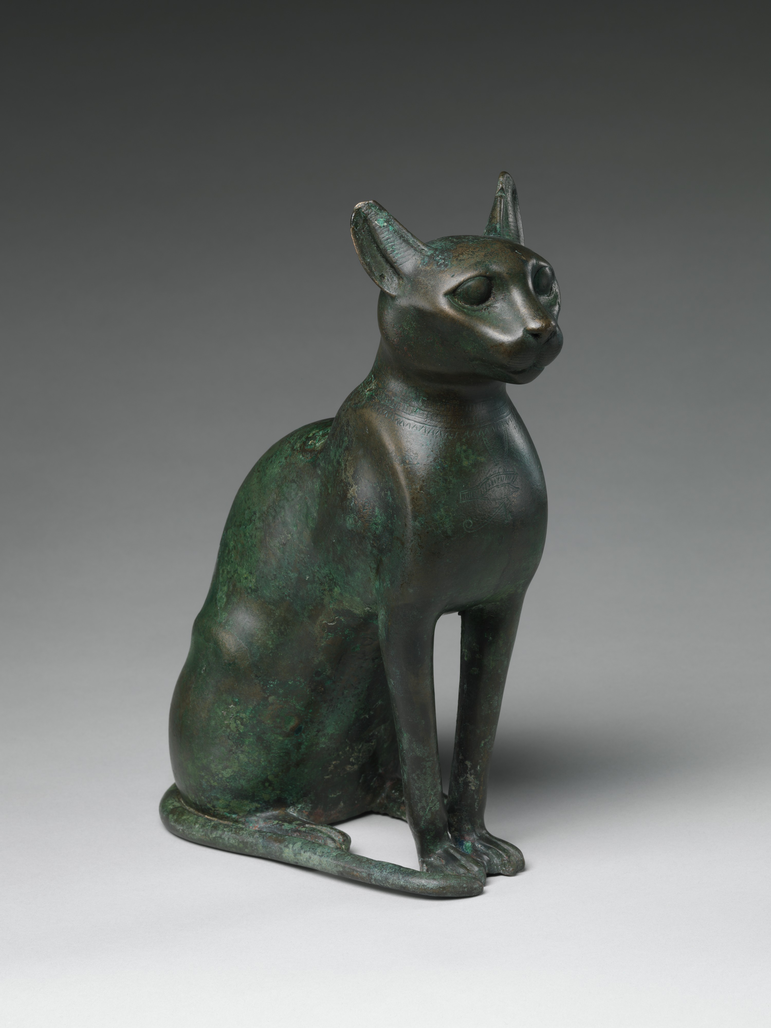 פסל חתול שנועד להכיל חתול חנוט. מצרים, 332-30 לפני הספירה